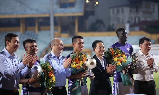 Tiền vệ Đỗ Hùng Dũng được câu lạc bộ Hà Nội vinh danh trước trận đấu gặp Đồng Tháp tại Cup quốc gia Bamboo Airways 2020. Ảnh: ĐÔNG ĐÔNG