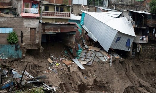 Bão nhiệt đới Amanda khiến nhiều ngôi nhà ở thủ đô San Sanvador, El Salvador bị hư hại. Ảnh: AFP