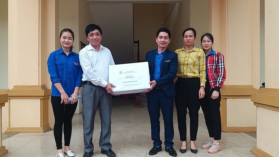 Nhà trường trao tặng dung dịch rửa tay khô. Ảnh: Huy Tùng