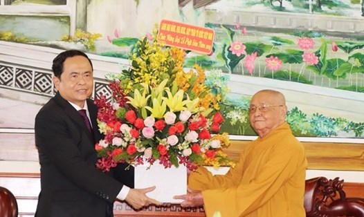 Chủ tịch UBTW MTTQ Việt Nam Trần Thanh Mẫn tặng hoa chúc mừng Hòa thượng Thích Thiện Duyên nhân Đại lễ Phật đản năm 2019. Ảnh: MTQT