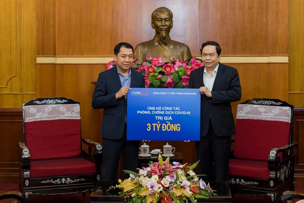 Ông Bùi Sơn Nam (trái) - Phó Tổng Giám đốc MobiFone trao số tiền ủng hộ công tác phòng, chống dịch COVID 19 cho ông Trần Thanh Mẫn - Chủ tịch Ủy ban Trung ương Mặt trận Tổ quốc Việt Nam. Ảnh: CĐ MobiFone