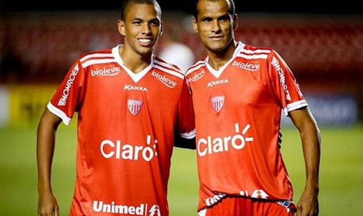 Rivaldinho (trái) và ông bố tài danh Rivaldo của mình. Sự nghiêp của Rivaldinho không thể sánh bằng Rivaldo. Ảnh: Siam Sports.