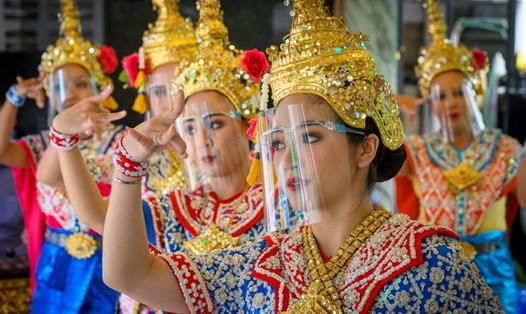 Các vũ công truyền thống Thái Lan đeo khiên bảo vệ biểu diễn tại đền Erawan Shrine, Bangkok, Thái Lan hôm 4.5. Ảnh: AFP.