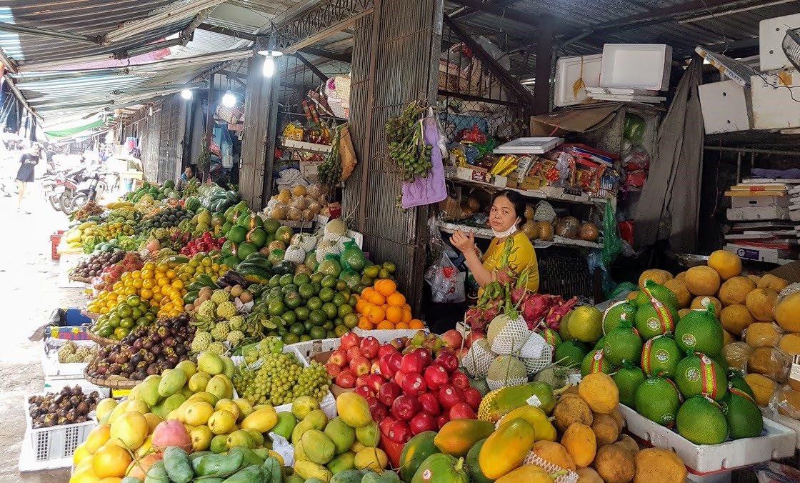 Hoa quả mùa hè vào vụ, giá rẻ “như cho”