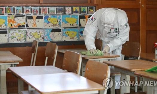 Một người lính khử trùng bàn học tại một trường tiểu học ở Daegu, Hàn Quốc hôm 1.5. Ảnh: Yonhap.