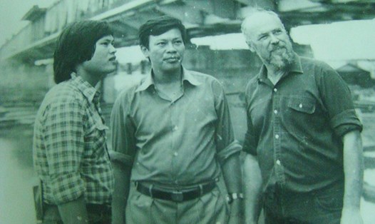 Trưởng đoàn chuyên gia Liên Xô Zelnin E.V, Tổng Giám đốc Liên hiệp các xí nghiệp xây dựng cầu Thăng Long Hoàng Minh Chúc (giữa), trợ lý kiêm phiên dịch của Trưởng đoàn chuyên gia Nguyễn Văn Ất. Ảnh: Tư liệu