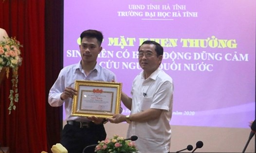 Sinh viên Vongyasone Miny (bên trái) nhận giấy khen của Trường Đại học Hà Tĩnh vì đã có hành động dũng cảm cứu người. Ảnh: Hương Ly
