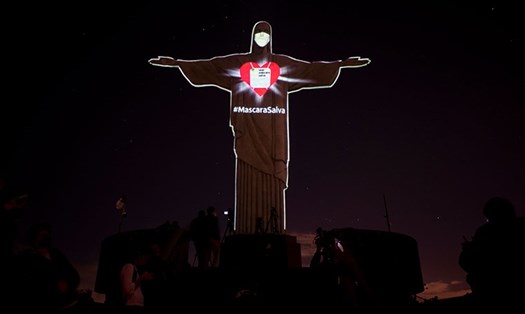 Bức tượng Christ the Redeemer của Brazil được đeo khẩu trang. Ảnh: CNN