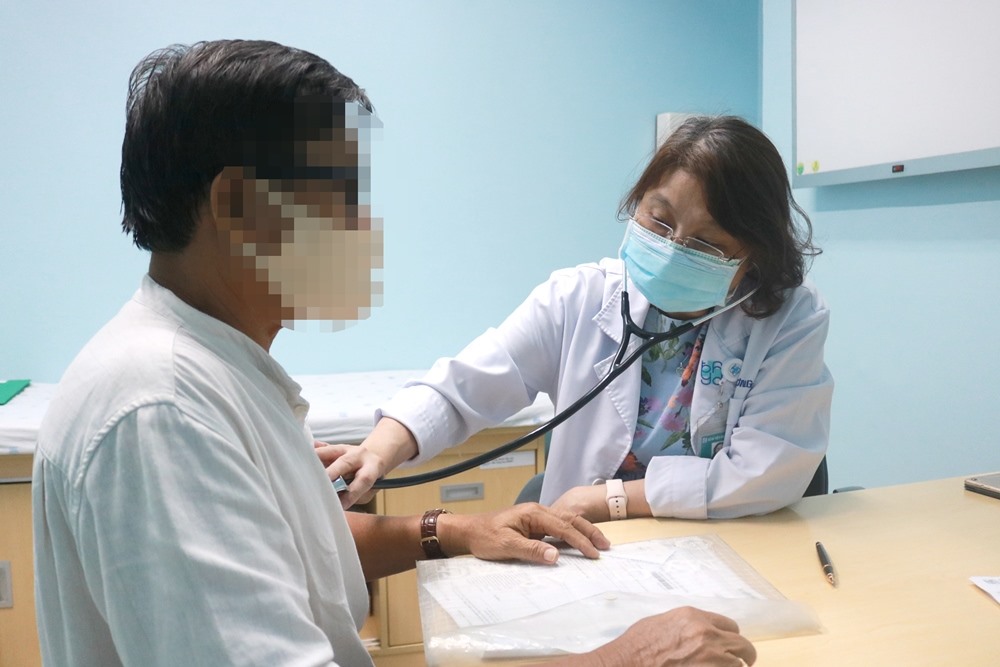 Bác sĩ khám bệnh cho người cao tuổi. Ảnh: Bệnh viện cung cấp