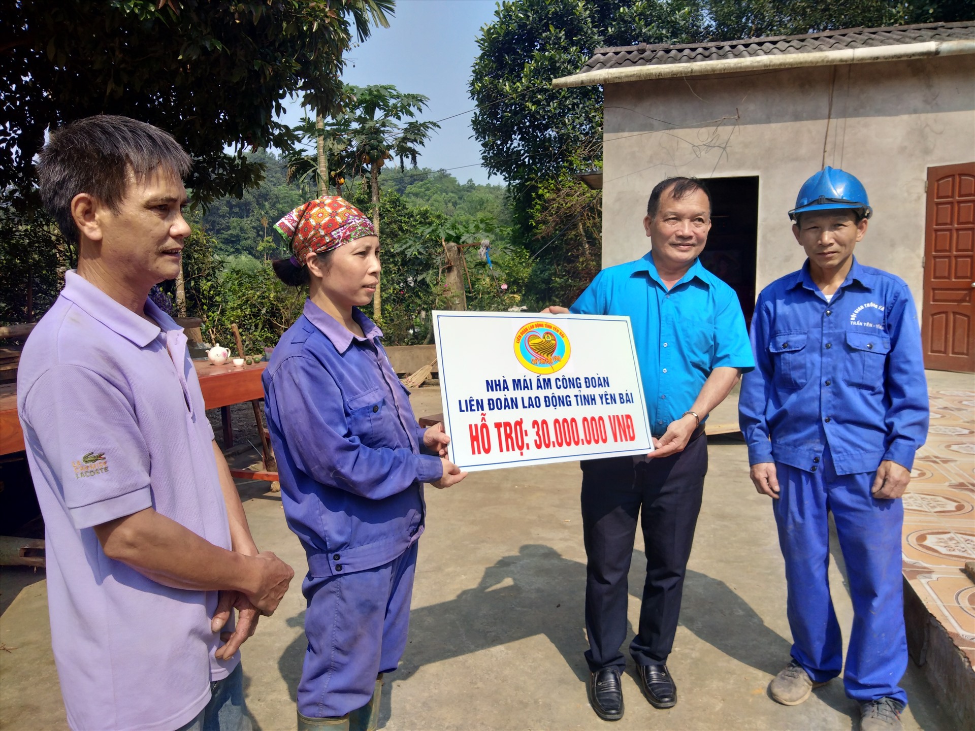 Đại diện LĐLĐ huyện Trấn Yên (bên phải ảnh) trao hỗ trợ Mái ấm Công đoàn cho đoàn viên khó khăn. Ảnh: Thanh Hùng