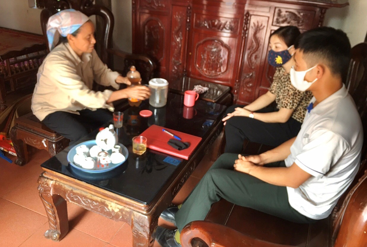 Đồng chí Trịnh Hoàng Hoa – Chủ tịch LĐLĐ huyện Bình Xuyên - cùng cán bộ CĐCS xã Sơn Lôi tới vận động chủ nhà trọ. Ảnh: Kim Phương