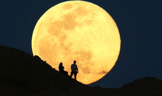 Siêu trăng sáng nhất, lớn nhất 2020. Ảnh: AFP