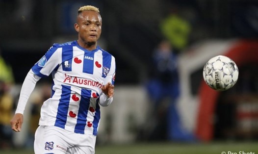 Chidera Ejuke là tiền đạo chủ lực của SC Heerenveen ở mùa bóng năm nay. Ảnh: Proshot.