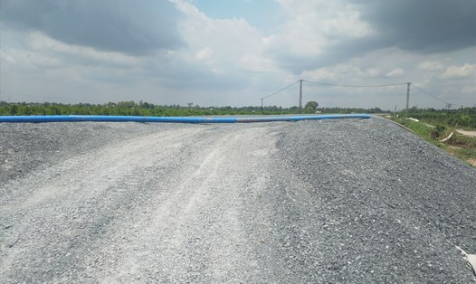 Mặt đường cao tốc Trung Lương - Mỹ Thuận đã bắt đầu cán đá. Ảnh: K.Q