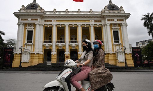 Đường phố Hà Nội thưa vắng hôm 23.4, ngày đầu Việt Nam nới lỏng giãn cách xã hội. Ảnh: AFP