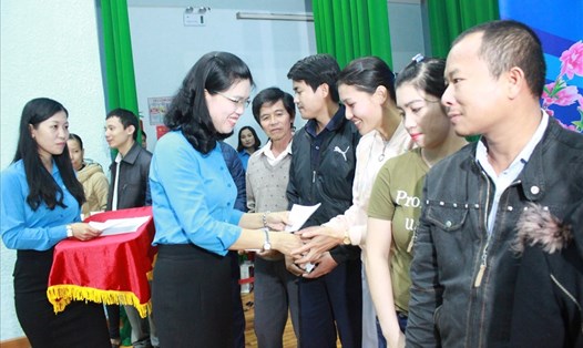 Chủ tịch LĐLĐ tỉnh Gia Lai trao quà hỗ trợ cho đoàn viên, người lao động có 
hoàn cảnh khó khăn.Ảnh: đinh yến