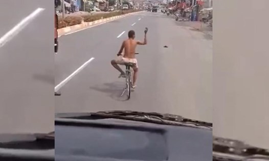 Người đàn ông đi xe đạp vào làn ôtô cản trở các phương tiện.Ảnh: Cắt từ clip