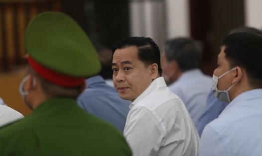 Bị cáo Phan Văn Anh Vũ (áo trắng, ở giữa) tại phiên tòa phúc thẩm vụ án thâu tóm nhà đất công sản. Ảnh: Việt Dũng.