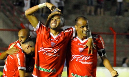 Rivaldinho (trái) và ông bố nổi tiếng từng cùng nhau ghi bàn trong 1 trận đấu ở giải hạng 2 Brazil cách đây 5 năm. Ảnh: Mogim.