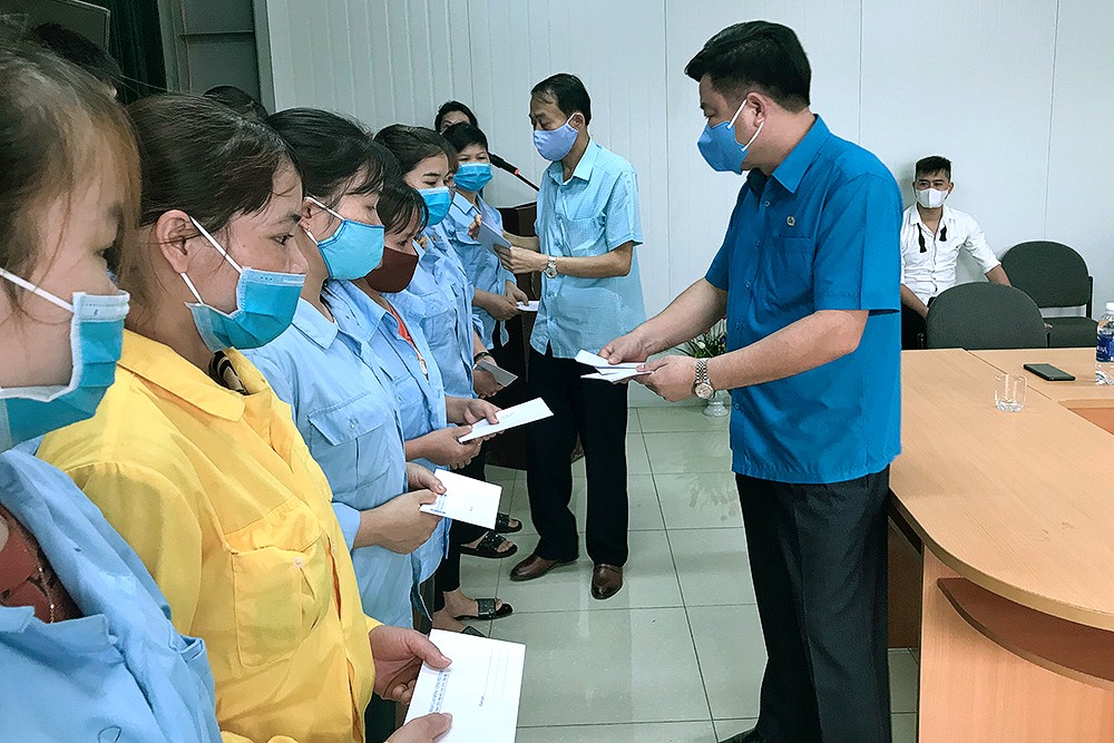 Đồng chí Hà Đức Quảng – Chủ tịch LĐLĐ tỉnh; Bùi Hồng Hoàng – Phó Bí thư thường trực huyện ủy Yên Lập trao quà hỗ trợ cho đoàn viên công đoàn. Ảnh: Tấn Công