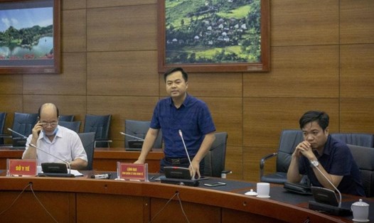 Ông Hà Đức Thuận phát biểu về vấn đề tài xế phản ánh phải mua “nốt” thông quan nông sản trong cuộc họp thông tin báo chí thường kỳ của tỉnh ngày 5.5.