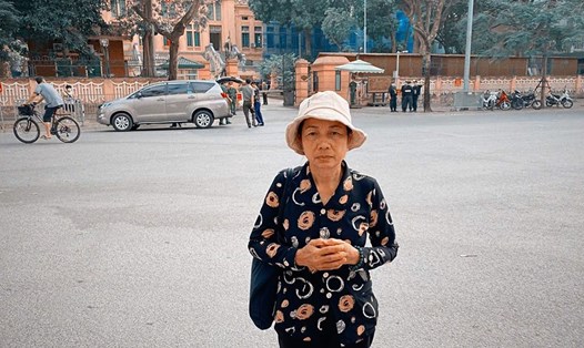 Mẹ tử tù Hồ Duy Hải trước cổng tòa sáng nay, người phụ nữ này đã ròng rã suốt 13 năm kêu oan cho con. Ảnh: Lê Thế Thắng
