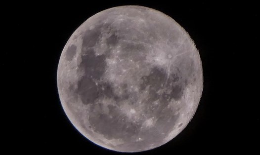 Siêu trăng tháng 4 năm 2020 được gọi là trăng hồng quan sát ở Jakarta, Indonesia. Ảnh: AFP.