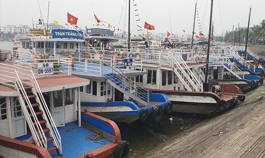 Hàng trăm tàu du lịch trên vịnh Hạ Long vẫn "nằm bờ" dù đã được phép hoạt động trở lại vì không có khách. Ảnh: Nguyễn Hùng