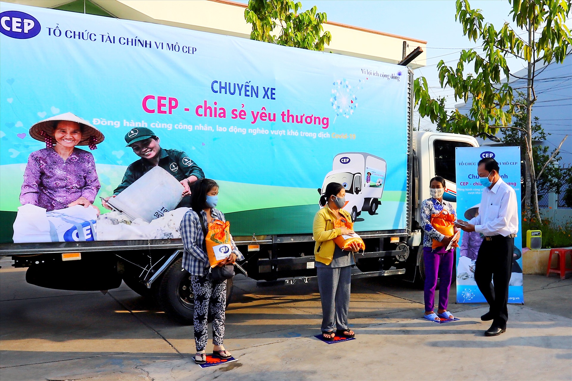 CEP Vĩnh Long trao tặng quà khách hàng công nhân, lao động đặc biệt khó khăn tại UBND Phường 3, thành phố Vĩnh Long. Ảnh: Thanh Thủy