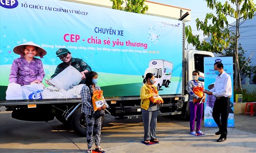CEP Vĩnh Long trao tặng quà khách hàng công nhân, lao động đặc biệt khó khăn tại UBND Phường 3, thành phố Vĩnh Long. Ảnh: Thanh Thủy