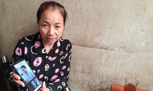 Bà Nguyễn Thị Loan chia sẻ về bức ảnh của con trai với phóng viên Báo Lao Động. Ảnh: Phạm Đông