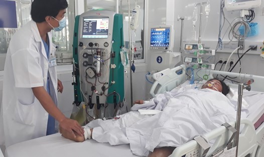 Một trong ba bệnh nhân bị ngộ độc nấm tại Quảng Ngãi đang trong tình trang nguy kịch. Ảnh: BVĐN