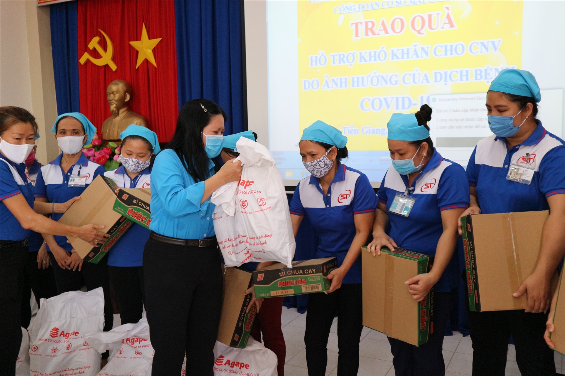 Đồng chí Nguyễn Thị Thùy Dương, Chủ tịch Công đoàn Các khu công nghiệp Tiền Giang trao quà cho công đoàn viên khó khăn do dịch COVID-19. Ảnh: Lý Oanh
