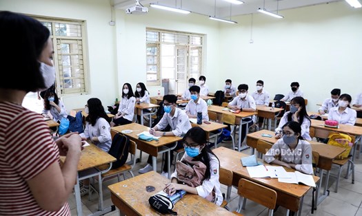 Trong những ngày nắng nóng, các trường học ở Hà Nội đều mở cửa để phòng học thông thoáng. Ảnh: Sơn Tùng.