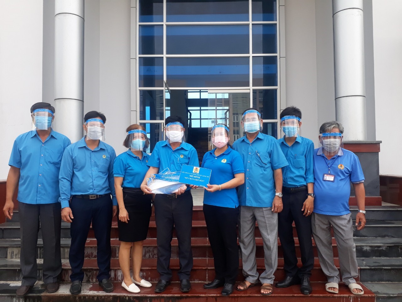 Triển khai mô hình “Mũ chắn giọt bắn” trong phòng, chống COVID-19 tại bộ phận tiếp nhận và trả kết quả. Ảnh: Hoài Phúc
