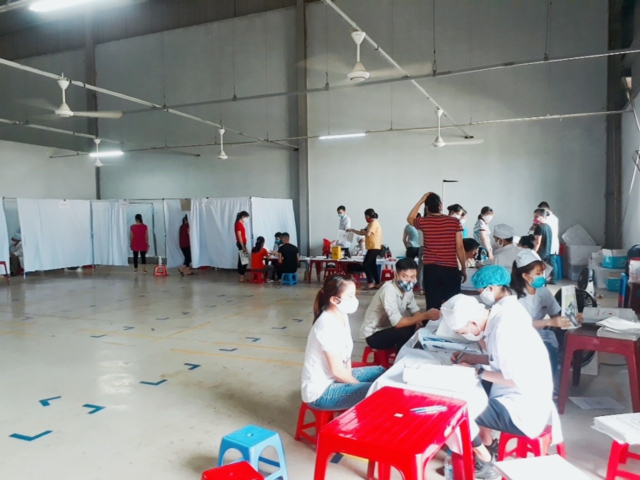 Người lao động được khám sức khỏe tổng quát. Ảnh: Tân Yên