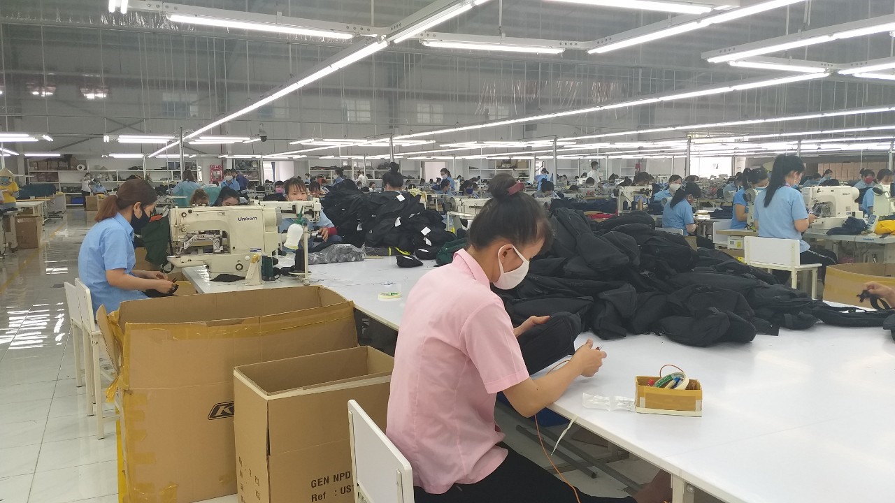 Hầu hết doanh nghiệp ở Long An cố gắng khắc phục khó khăn do dịch COVID-19, duy trì sản xuất, bảo đảm việc làm cho công nhân. Ảnh: K.Q