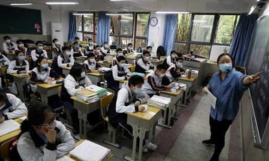 Học sinh ở Vũ Hán đeo khẩu trang trong lớp học khi trở lại trường. Ảnh: Reuters
