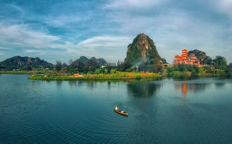 Ngũ Hành Sơn nhìn từ phía sông Cổ Cò. Ảnh: Kim Liên