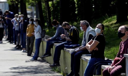 Người dân giữ khoảng cách xã hội trong khi xếp hàng chờ được kiểm tra COVID-19 tại Prague, Cộng hòa Czech. Ảnh: Reuters.