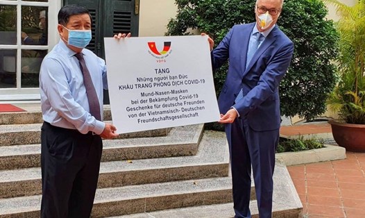 Bộ trưởng Nguyễn Chí Dũng trao tượng trưng khẩu trang cho Đại sứ Guido Hildner.