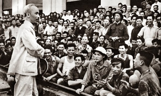 Đến thăm nhà máy xe lửa Gia Lâm vào đúng ngày sinh nhật 19.5.1955, Người nhắc nhở công nhân, cán bộ phát huy truyền thống cách mạng của nhà máy, ra sức xây dựng miền Bắc, ủng hộ miền Nam. Ảnh tư liệu: TTXVN