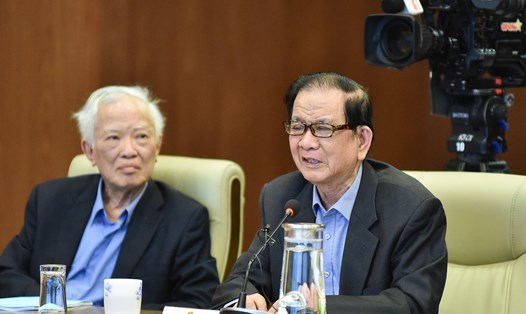 Nguyên Phó thủ tướng Vũ Khoan (trái ảnh) và nguyên Bộ trưởng Bộ Ngoại giao Nguyễn Dy Niên. Ảnh: Nhật Hạ