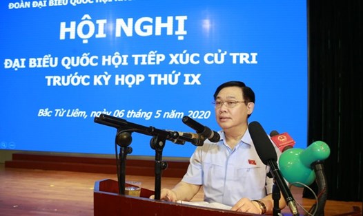 Bí thư Thành uỷ Hà Nội Vương Đình Huệ tại buổi tiếp xúc cử tri trước kỳ họp thứ IX. Ảnh: Hanoi.gov