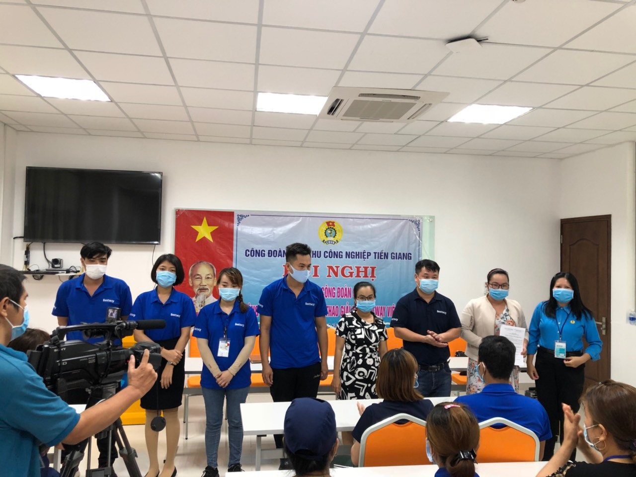 Ban Chấp CĐCS ra mắt tại hội nghị. Ảnh: Lý Oanh