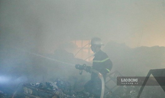 Lực lượng chức năng gặp khó khăn trong việc tiếp cận sâu bên trong đám cháy. Ảnh: CTV