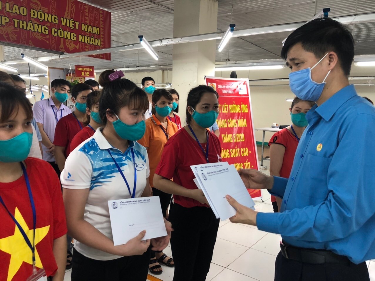 Phó Chủ tịch Tổng LĐLĐVN Ngọ Duy Hiểu tặng quà công nhân tỉnh Hưng Yên. Ảnh: Đặng Lợi