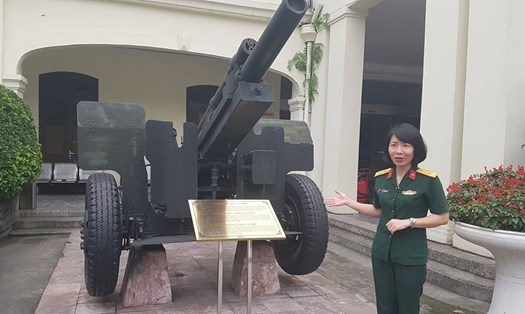 Khẩu pháo 105mm được cán bộ Bảo tàng giới thiệu với khách tham quan. Ảnh PV