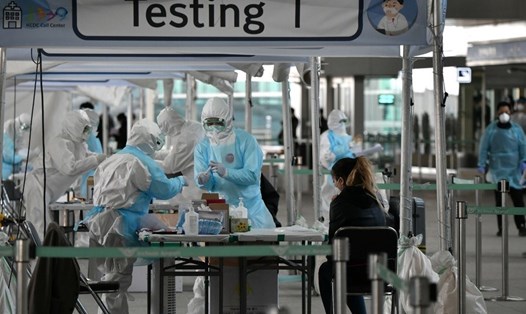 Điểm lấy mẫu xét nghiệm COVID-19 tại sân bay quốc tế Incheon, phía tây Seoul, Hàn Quốc. Ảnh: AFP.