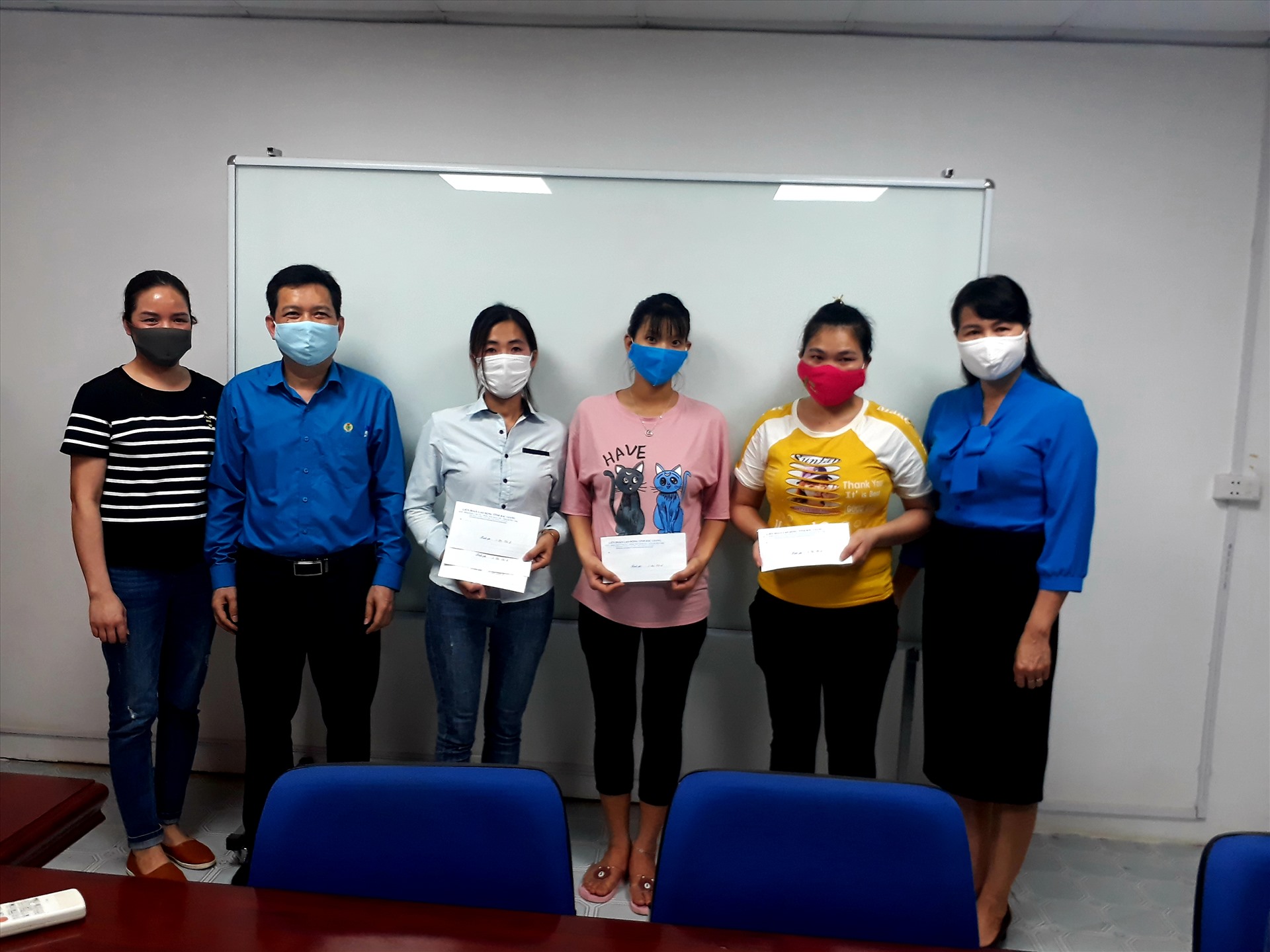 Đồng chí Nguyễn Thị Thu Hương - Phó Chủ tịch Liên đoàn Lao động tỉnh trao kinh phí hỗ trợ cho đoàn viên, người lao động tại Công ty Cổ phần Vinahan, thành phố Bắc Giang. Ảnh: Nguyễn Thị Mơ.